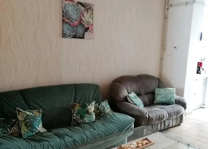 Rez-de-chaussee A Proximite De La *